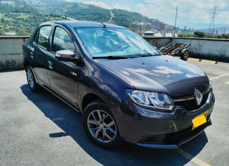 Renault Logan Expression 1.6 modelo 2018 Versión Night and Day en excelente estado - imagen 1