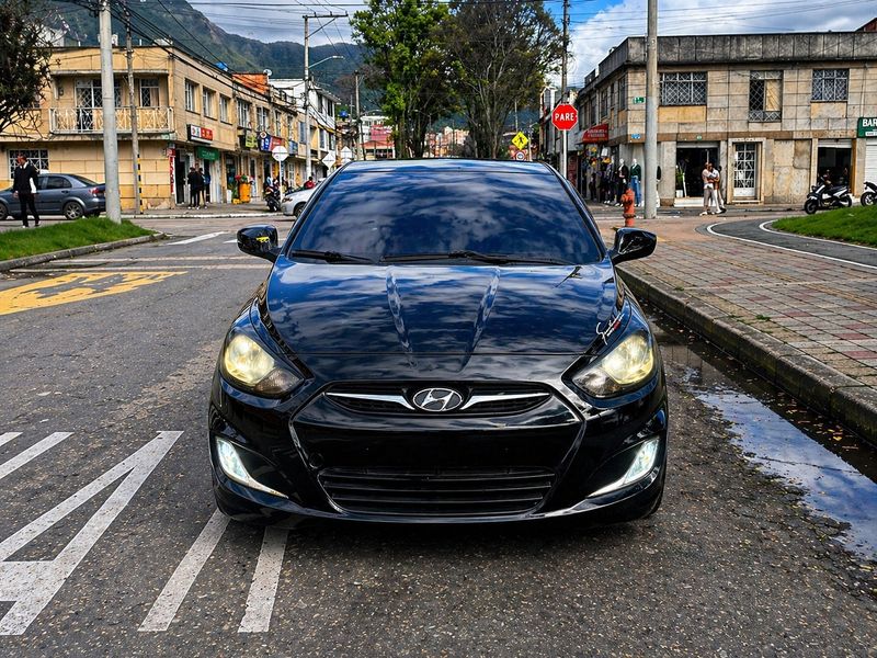 Hyundai Accent i25 - imagen secundaria 1