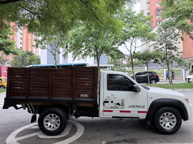 Mazda Bt50 4x4 Estacas - 2011 - imagen secundaria 2