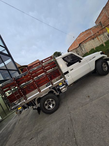 Toyota Land Cruiser Care vaca 2007 estacas - imagen secundaria 1