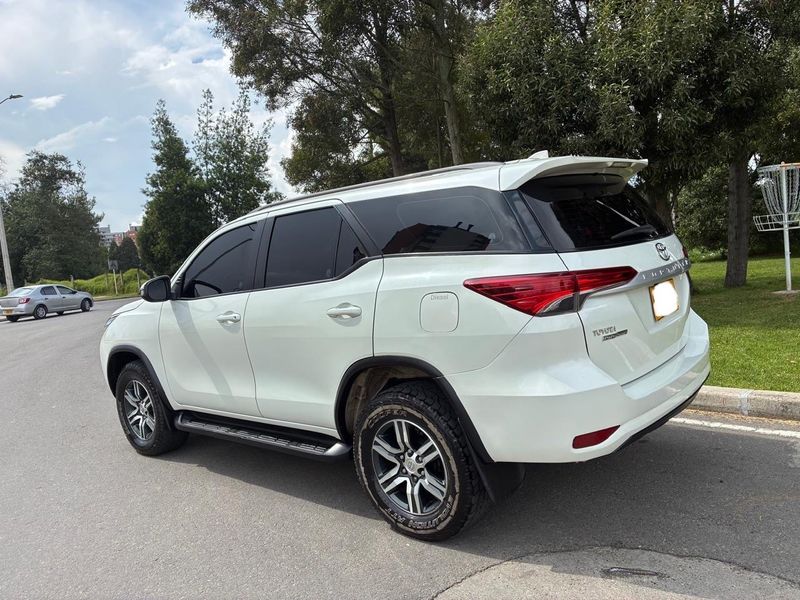 Toyota Fortuner SRV 2.4 Diesel - imagen secundaria 1