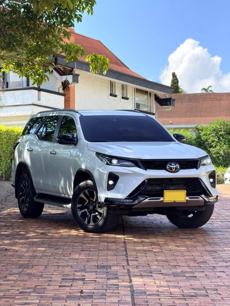 Toyota Fortuner SRV 2.8 diesel 2024 Diamond - imagen secundaria 1