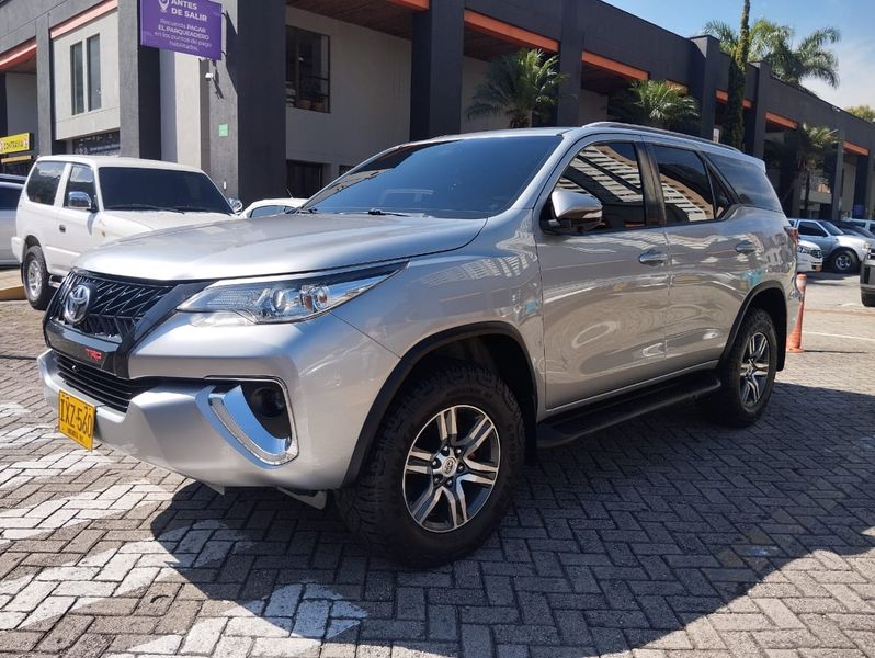 TOYOTA FORTUNER 2.8 4x4 - imagen secundaria 1