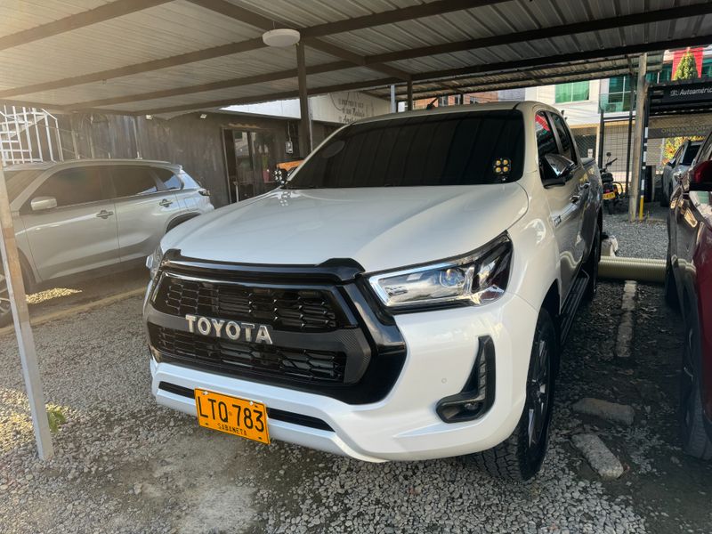 TOYOTA HILUX 2.4 DIESEL AT 2023 - imagen secundaria 1