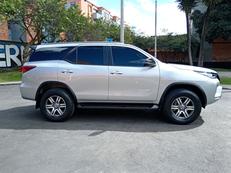 TOYOTA FORTUNER DIESEL MOTOR 2.4 VERSIÓN SR - imagen secundaria 1