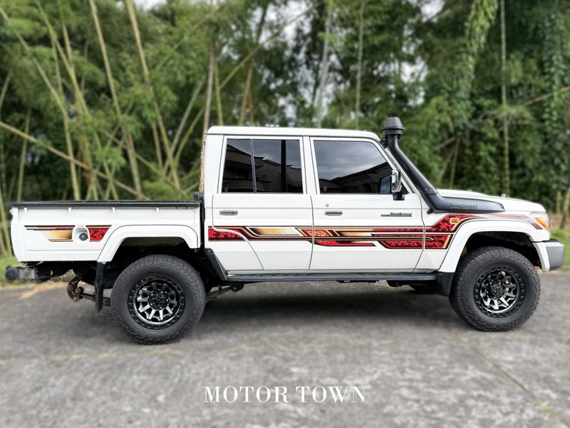 TOYOTA LAND CRUISER DOBLE CABINA HEMBRITA 2017 BLINDAJE 2 - imagen secundaria 1