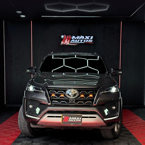 Toyota Fortuner SRV 2.400 cc Diesel Automática 4x2 - imagen secundaria 1
