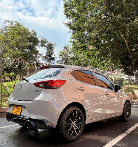 Mada 2 Carbon Edition 2.0 2025 - imagen secundaria 2