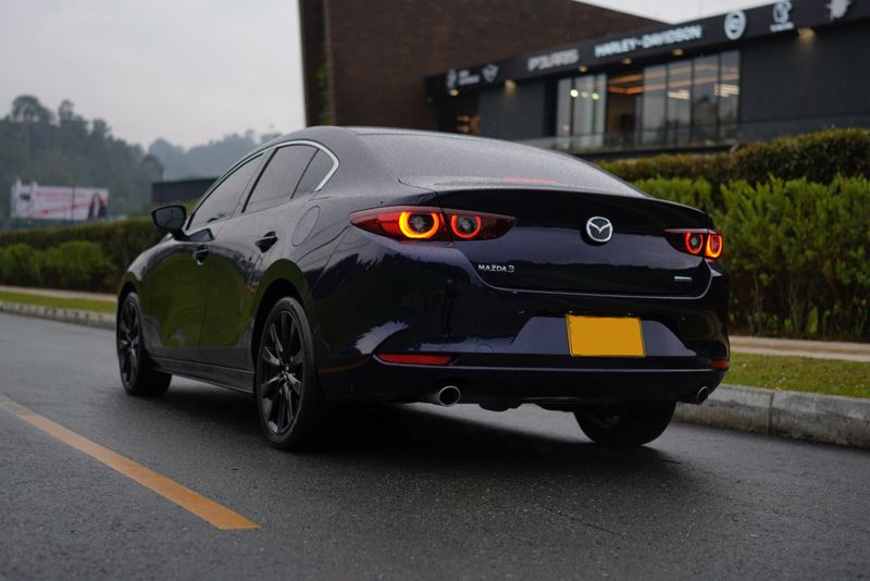 Mazda 3  2.5 Grand Touring LX Carbon Edition - imagen secundaria 2