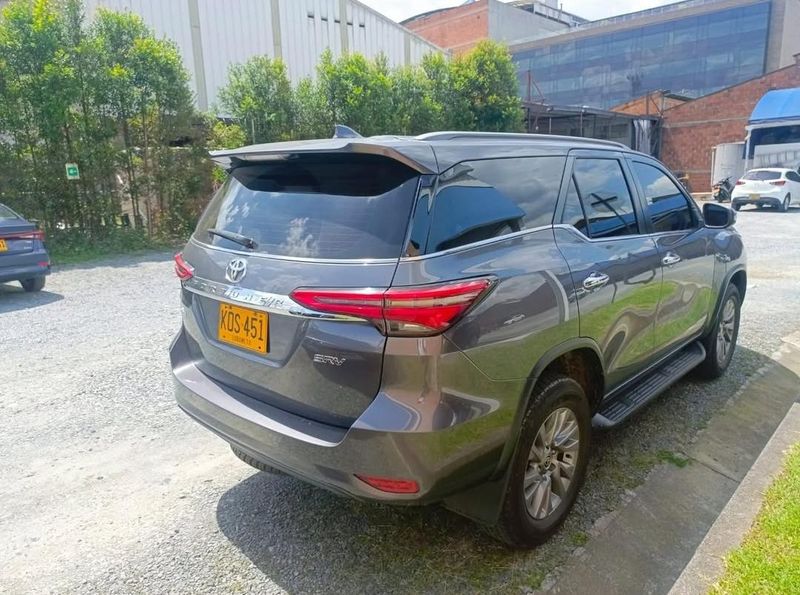 Toyota Fortuner SRV 2022 - imagen secundaria 1