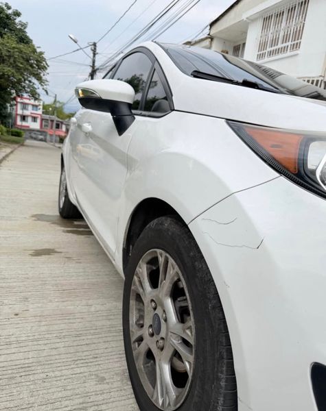 Ford Fiesta SE Mecánico 2015 SEDAN - imagen secundaria 2