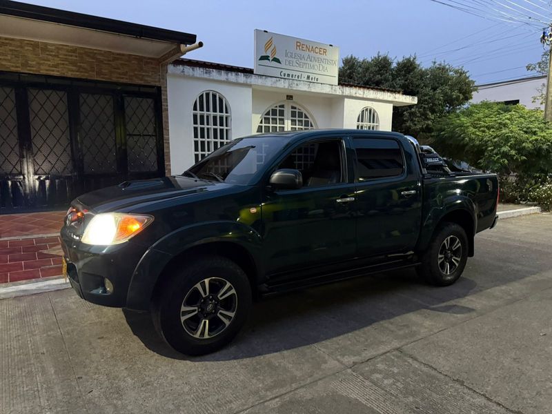 Toyota HILUX SRV Diésel   Modelo 2009  Motor 3.0   Combustible Diésel   Transmisión Automática - imagen secundaria 1