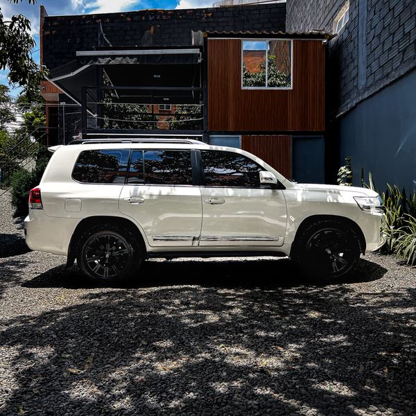 Toyota Land Cruiser LC200 VX 2014 - imagen secundaria 1