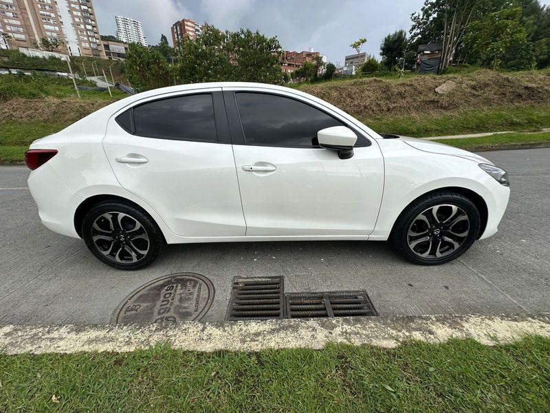 Mazda 2 Grand touring LX - imagen secundaria 1