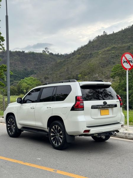 TOYOTA PRADO TXL  2022  4.0 GASOLINA  4x4 - imagen secundaria 1