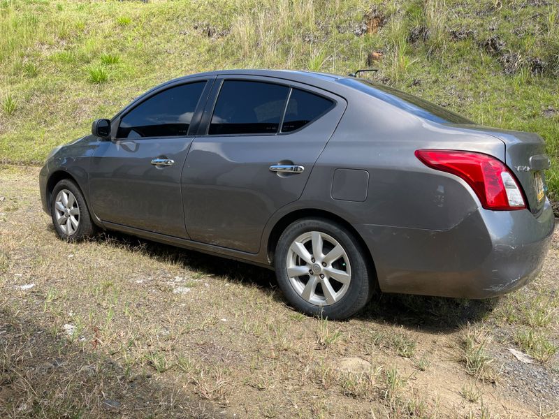 Nissan versa automático - imagen secundaria 1