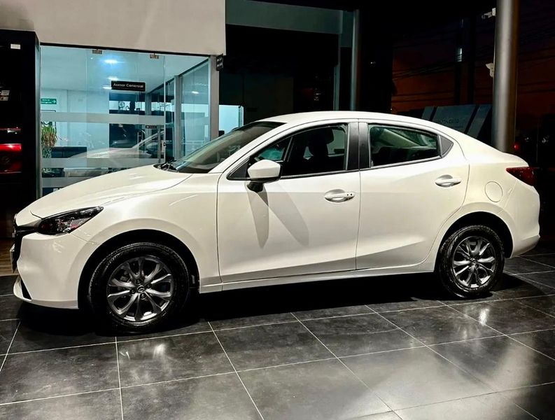 Mazda 2 Sedán Touring Modelo 2027 - imagen secundaria 2