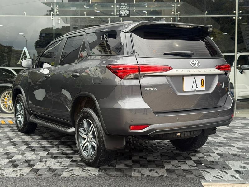 Toyota Fortuner - imagen secundaria 2