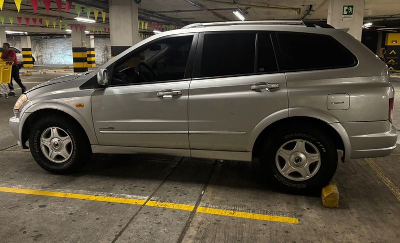 VENDO CAMIONETA SSANG YOUNG KYRON 4 X 4 AUTOMATICA DIESEL - imagen secundaria 1