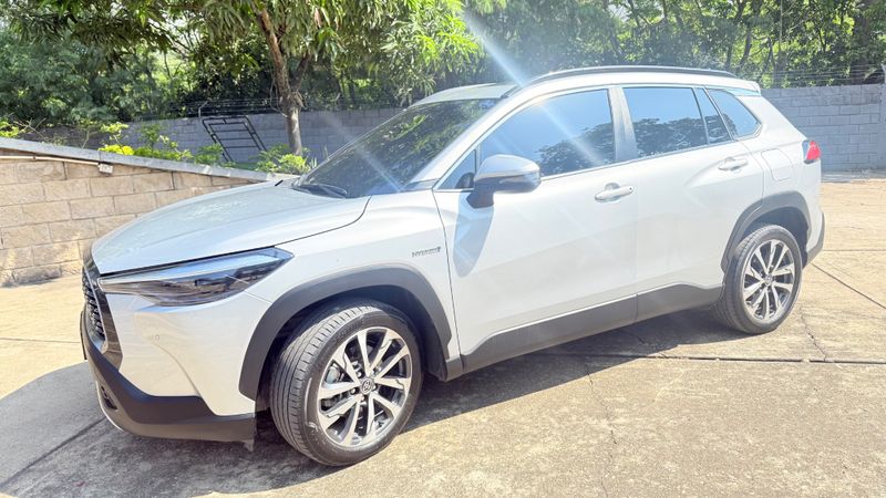 Vendo Toyota Corolla Cross Modelo 2023 versión SEG la tope de gama es híbrida por lo tanto no tiene pico y placa. - imagen secundaria 1