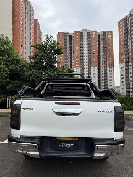 TOYOTA HILUX 2.4 MT - imagen secundaria 2