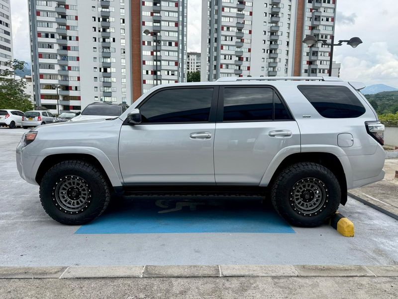 Toyota 4Runner SR5 2023 - imagen secundaria 1