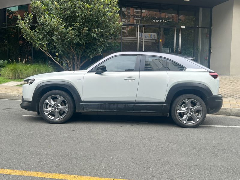 Mazda MX-30 Grand Touring 2023 - imagen secundaria 1