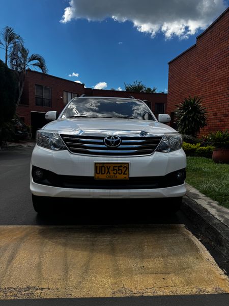 TOYOTA FORTUNER 7 PASAJEROS FULL 2015 ACEPTO PERMUTA - imagen secundaria 2