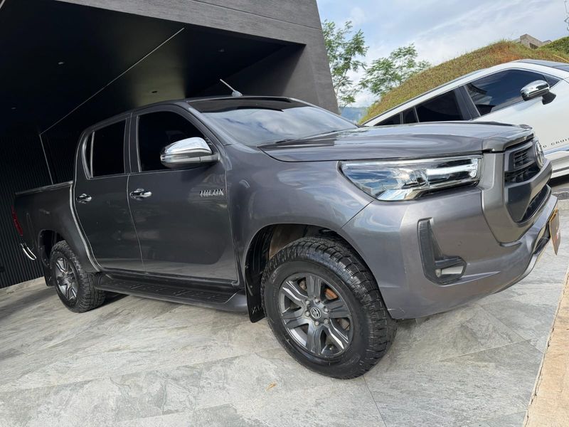 TOYOTA HILUX 2022 2.4 DIESEL - imagen secundaria 1