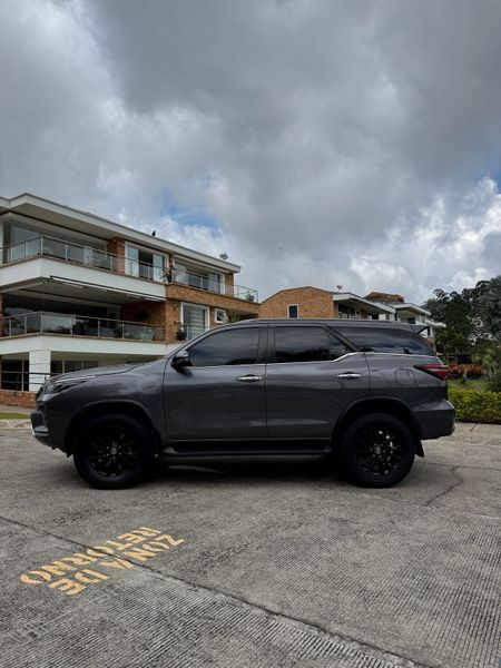 Toyota Fortuner 2.4 SRV diesel - imagen secundaria 1