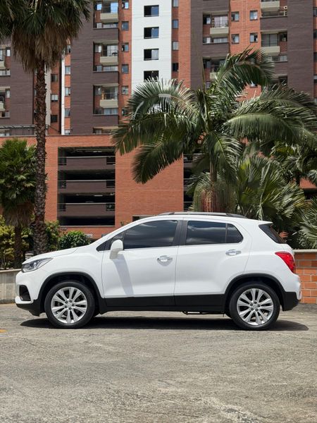 Vencambio Chevrolet Tracker 2018 Premier 4x4 Unico propietario - imagen secundaria 2