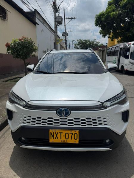 TOYOTA COROLLA CROSS SEG HÍBRIDA 2025 IMPECABLE - imagen secundaria 1