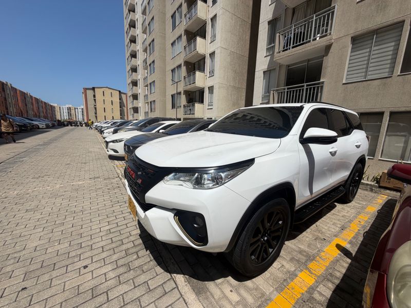 Camioneta Toyota Fortuner Diésel 2019 - imagen 1