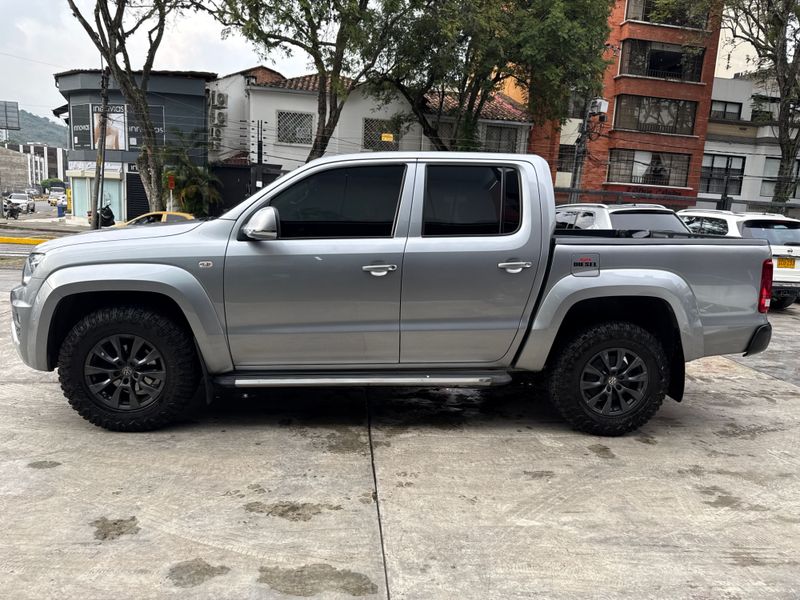 VOLKSWAGEN AMAROK 2022  COMFORTLINE 2.0 DIÉSEL 4X4 2022 - poco km - imagen secundaria 1