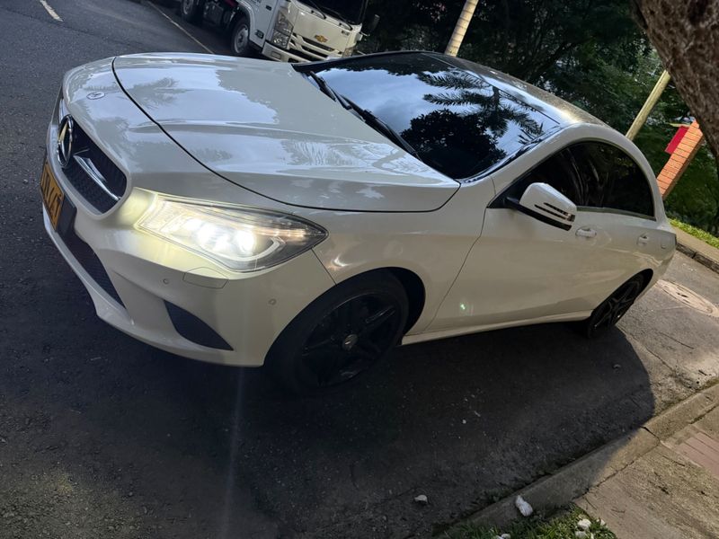 Mercedes Benz CLA 180 - imagen secundaria 1