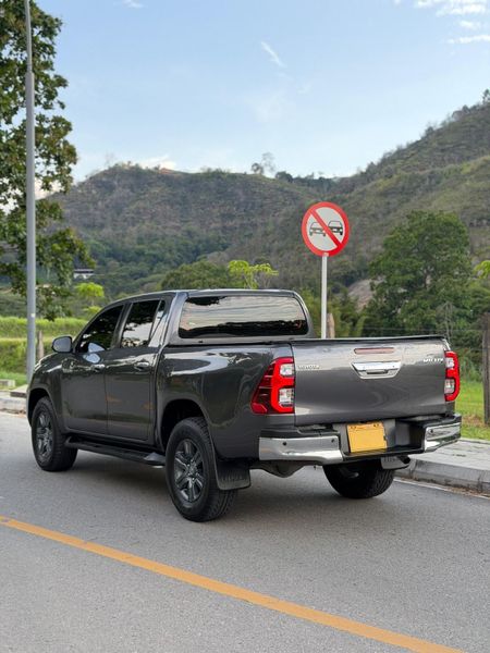 TOYOTA HILUX  2022  2.4 DIESEL AUT  4x4 - imagen secundaria 1