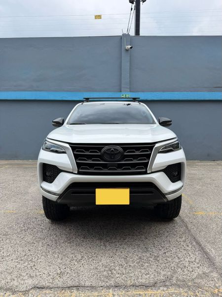 TOYOTA FORTUNER SR BLACK EDITION - imagen secundaria 1