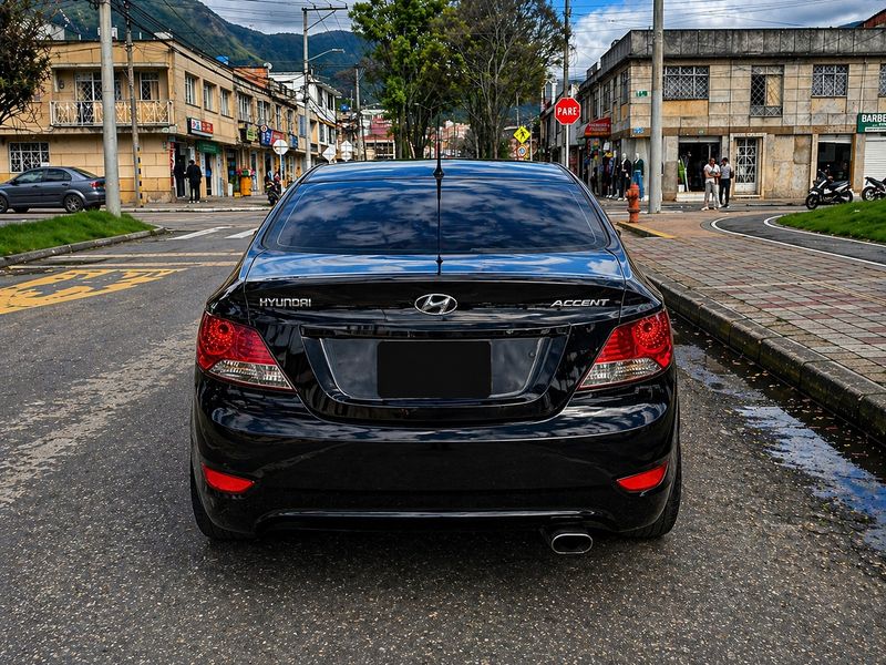 Hyundai Accent i25 - imagen secundaria 2