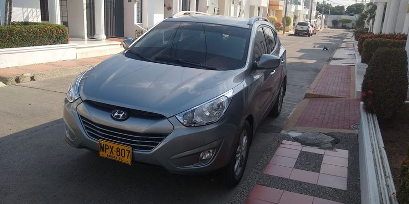 Hyundai Tucson ix 35 Diésel At - imagen secundaria 1