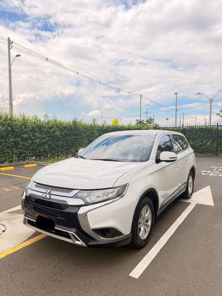 MITSUBISHI OUTLANDER 7PUESTOS 2022 AUT 4X4 - imagen secundaria 1