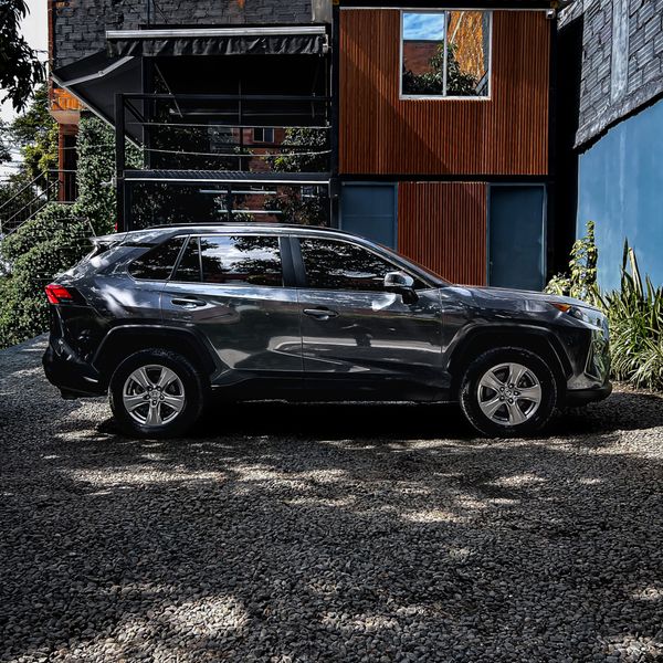 Toyota Rav4 LE Hybrid 2022 - imagen secundaria 1