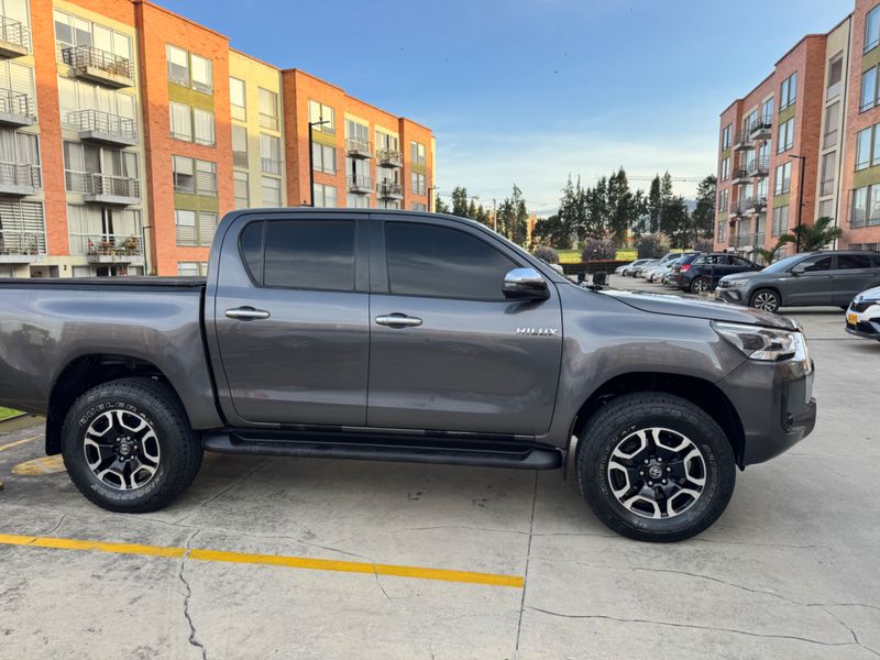 Toyota Hilux 2022 SRX Blindada - imagen secundaria 1