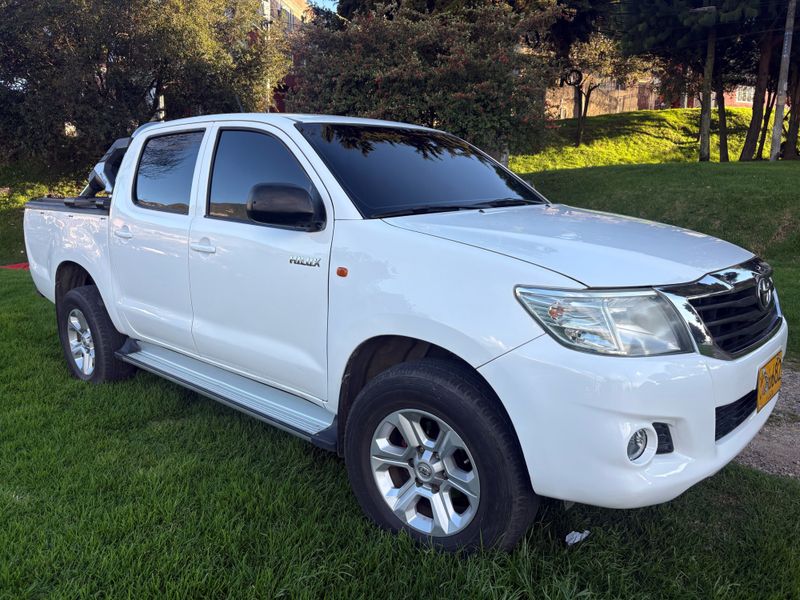 Toyota hilux 2.4 4x4 full equipo diésel - imagen secundaria 1