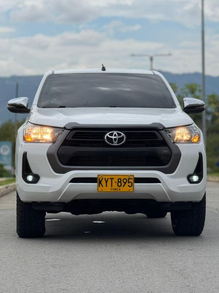 Toyota Hilux 2021 4x4 Diesel  Rines 18 y Llantas Nuevas - imagen secundaria 1