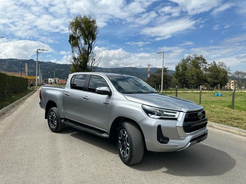 Toyota hilux srx 2.8 automática 2023 - imagen secundaria 1