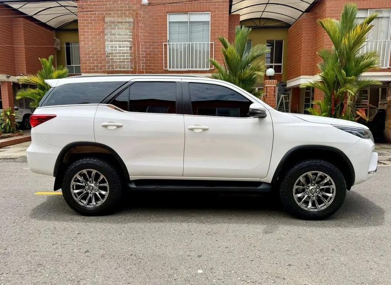 Toyota Fortuner SRV 2022 - imagen secundaria 1