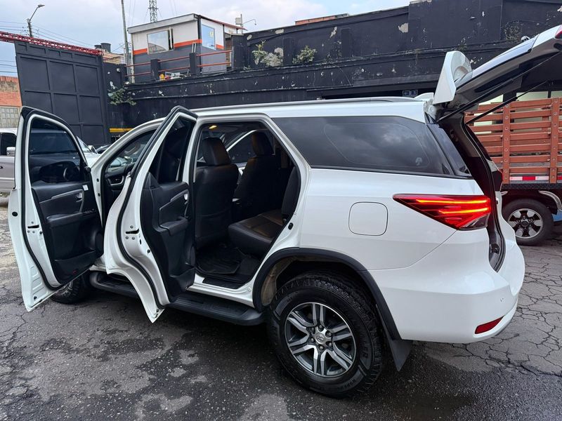 Toyota Fortuner 2.4 Diesiel Street At 7as - imagen secundaria 2