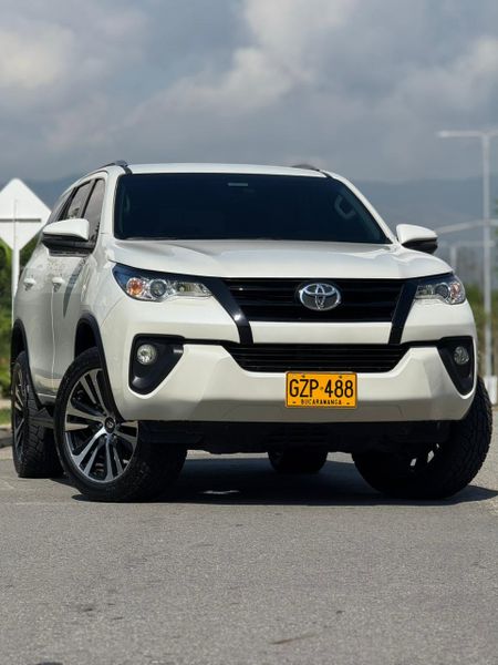 Toyota Fortuner SR 4x2 Turbo Diesel 2020 - Como Nueva - imagen secundaria 2