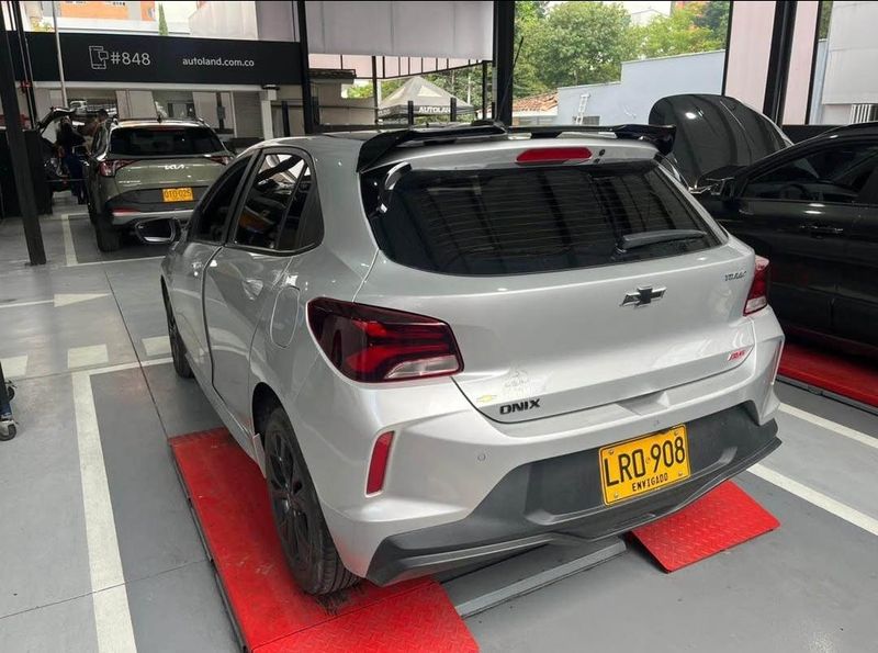 Chevrolet Onix RS 2023 - imagen secundaria 2