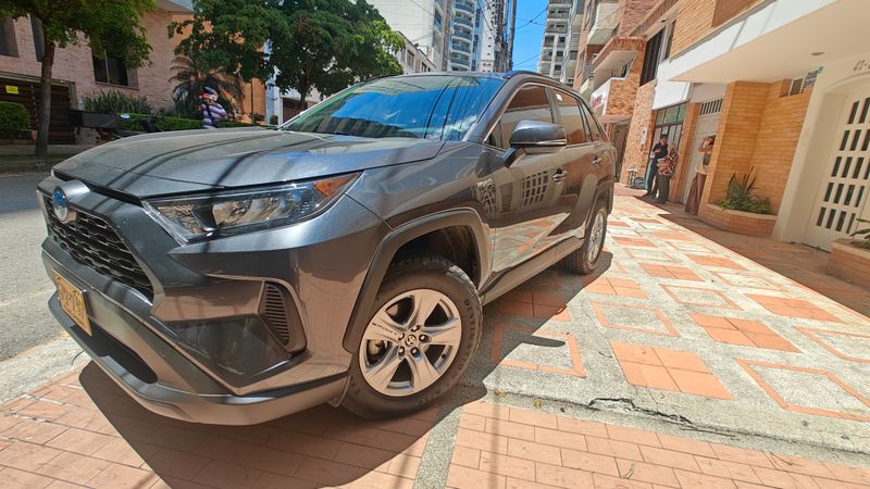 Toyota RAV4 LE Hybrid 2021 Plata Oscuro - imagen secundaria 1